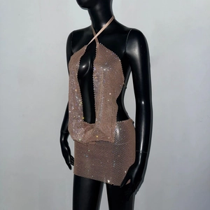 Détail du tissu en maille strassée champagne doré sur un ensemble de fête deux pièces