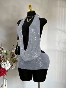 Détail de l'ensemble deux pièces argenté à paillettes avec haut licou et mini-jupe