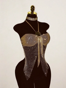 Détail du haut dos nu en résille dorée avec strass et tour de cou assorti