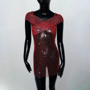 Détail de la robe résille rouge avec strass et décolleté en V pour soirée sexy