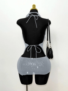 Mini robe dos nu à paillettes argentées pour festivals de musique et soirées