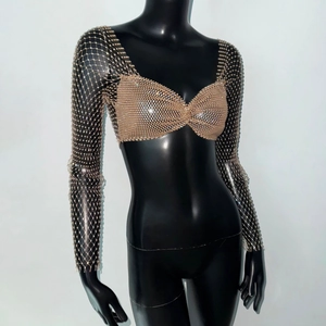 Détail d'un haut en résille champagne avec strass brillants et brassière assortie