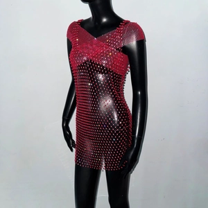 Gros plan détaillé sur le tissu résille rouge orné de strass brillants pour robe