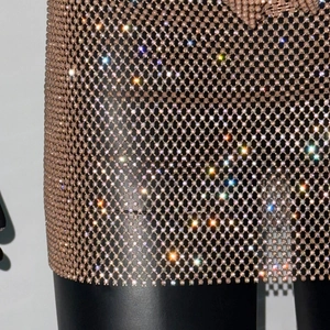 Détails de la maille en strass or rose avec une structure en nid d'abeille scintillante