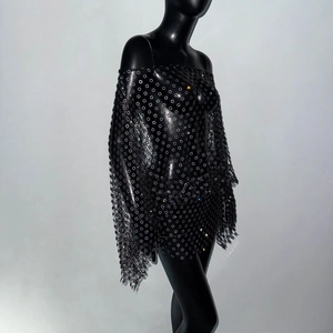 Dettaglio dell'abito a rete scollato con paillettes floreali e perline luccicanti