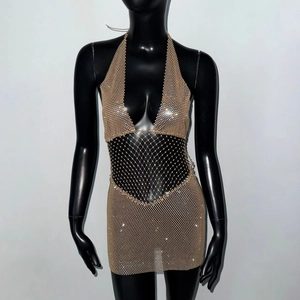 Détail d'une robe dos nu or champagne avec des strass étincelants et des découpes