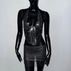 Détail de l'ensemble deux pièces sexy en résille strass avec haut en V et mini-jupe