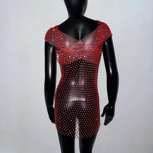Détail d'une robe résille rouge avec strass et dos nu en V sur un mannequin de couture