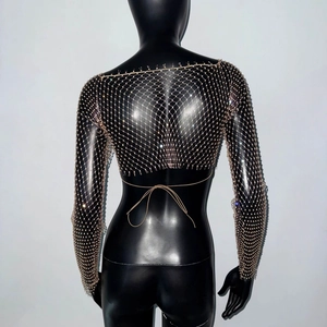 Détail du dos croisé d'un haut court en maille avec des ornements en strass brillants