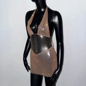 Détail de la robe licou sexy dorée avec maille à paillettes et tissage de strass brillants