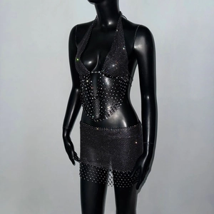 Détail d'un ensemble sexy deux pièces en résille noire avec strass argentés pour festival