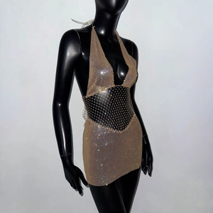 Détail de la robe licou dorée avec maille complexe et cristaux de strass étincelants