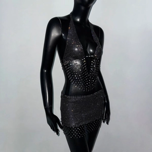 Détail d'un ensemble deux pièces en maille strass noire avec haut licou et jupe moulante