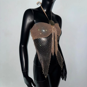 Détail du haut licou en maille métallique dorée avec strass brillants et tissage de chaînes