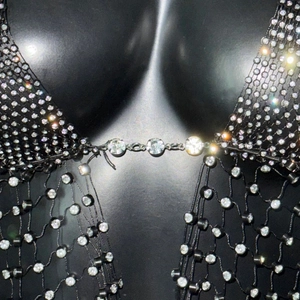 Gros plan de strass étincelants sur résille noire pour ensemble de festival sexy