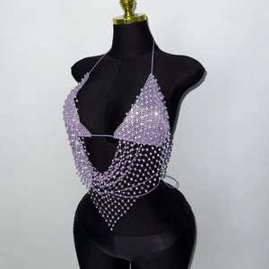 Detailweergave van paarse haltertop met strass steentjes, kralengaas en V-vormige franje