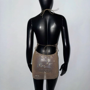 Vue arrière de la robe résille dorée à strass avec licou et design dos nu sexy