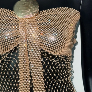 Détail du haut en résille strass avec maille champagne et grand accent en métal doré rond