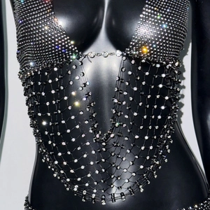 Détail des strass argentés sur la chaîne de corps en résille noire pour femme