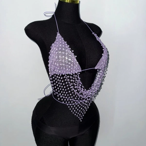 Detail van paarse kralen haltertop met strass-steentjes en netfranje voor op festivals