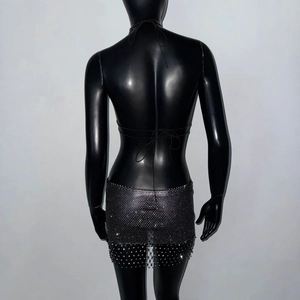 Détails de cet ensemble noir sexy avec strass brillants et finitions à franges