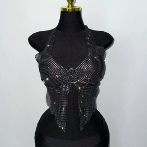 Détail du haut dos nu en maille sexy avec strass et connecteur en anneau métallique