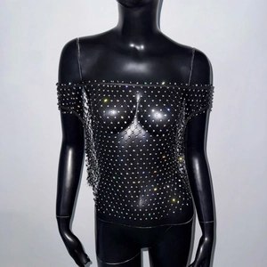 Dettaglio del top a rete nero con strass scintillanti e design a spalle scoperte