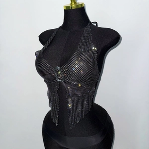 Détail du haut dos nu noir avec strass scintillants et un décolleté plongeant en V