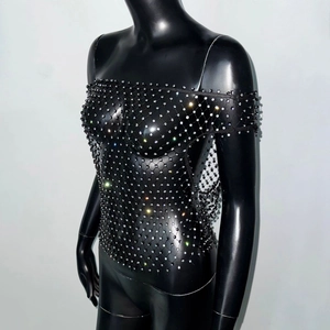 Dettaglio macro del top nero a rete con strass scintillanti per abbigliamento party