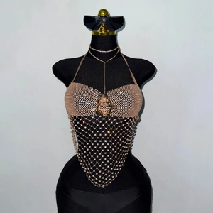 Détail d'une chaîne de corps en strass champagne avec boucle dorée pour la fête