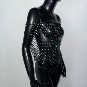Dettaglio di un top a rete nero con strass scintillanti per abbigliamento da festa