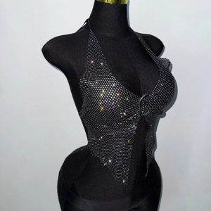 Détail du haut dos nu sexy avec tissu noir et strass argentés scintillants pour femmes