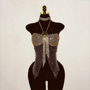 Haut licou en maille strassée avec disques métalliques et choker pour les fêtes