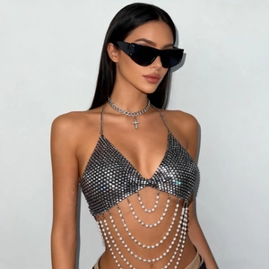 Détail d'un top dos nu à paillettes argentées avec glands de perles blanches