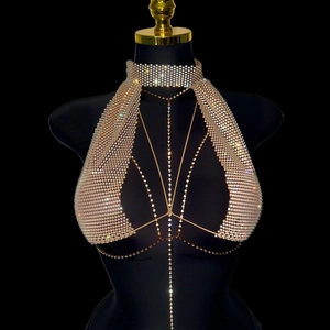 Detail der luxuriösen Strass-Körperkette mit champagnerfarbenen Kristallen auf Schwarz