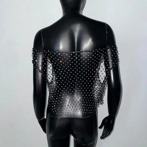 Vista dettagliata del retro del top a rete nero con strass argentati brillanti