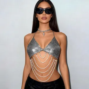 Détail du haut dos nu à paillettes avec chaînes de perles et finition métallique