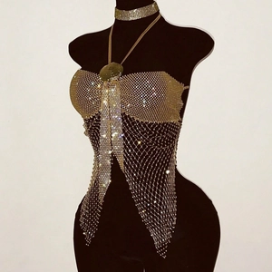 Top dos nu doré à strass avec détails de franges à paillettes pour soirées et clubs