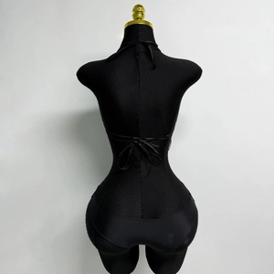 Vue détaillée du haut dos nu noir avec lien réglable dans le dos et tissu brillant