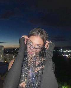 Détail d'un voile résille noir avec strass scintillants et gants longs sans doigts assortis