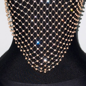 Gros plan sur le haut en résille orné de strass brillants sur des motifs en losange