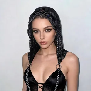 Capuche en maille noire avec strass brillants pour festivals de musique et mode chic