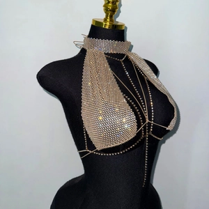 Detailansicht des glitzernden Strass-Haltertops mit Metallkettenstruktur auf Schaufensterpuppe
