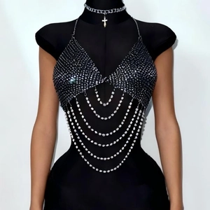 Détail du corset dos nu à paillettes avec perles multicouches et pendentif croix