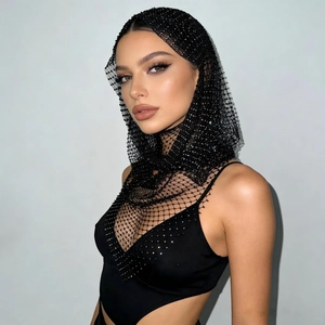 Gros plan d'un foulard en résille noire avec des strass brillants pour les festivals