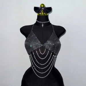 Détail du haut à paillettes argentées avec plusieurs rangées de perles de nacre