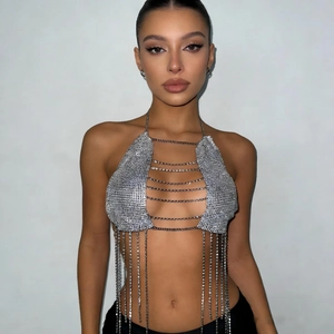 Détail d'un top licou à paillettes argentées avec chaînes et franges pour la fête