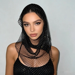 Détail d'un bandeau en maille noire avec strass scintillants pour festivals de musique