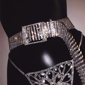 Ensemble de chaîne de corps et ceinture en strass scintillants sur mannequin noir