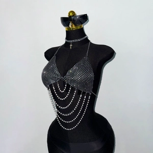 Détail des perles multicouches et paillettes argentées sur ce haut licou bohème